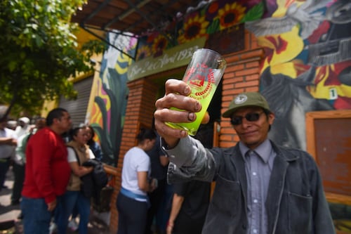 Día del Maestro: alertan que estrés en docentes dispara riesgo de alcoholismo en México