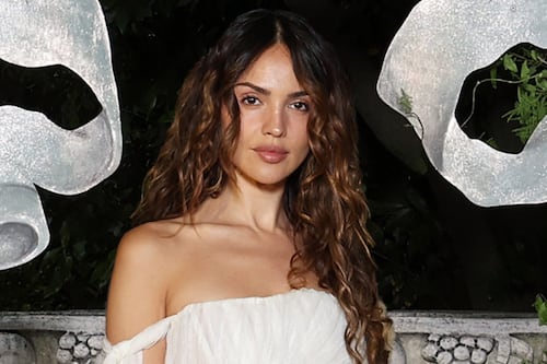 ¿Bastante revelador? Eiza González genera polémica por atrevido vestido transparente