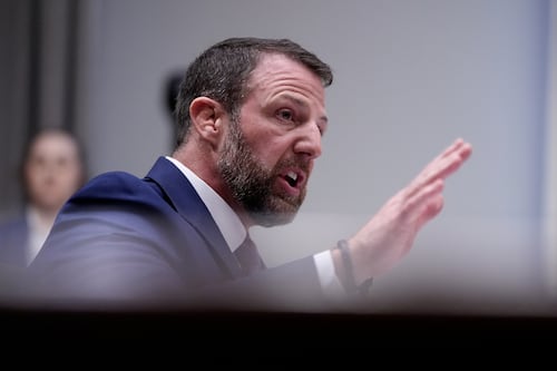 Markwayne Mullin se convierte en secretario de Seguridad Nacional tras ratificación en el Senado