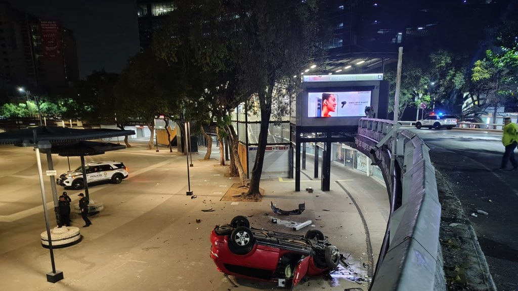 Las cámaras del C5 captaron el momento en que la camioneta perdió el control, derribó la barrera metálica y cayó varios metros hacia la zona peatonal de la Glorieta.
