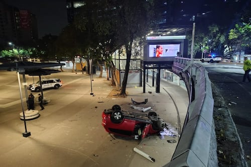 ¡Intentó frenar, pero no lo logró“: Así cayó una camioneta en Glorieta de Insurgentes