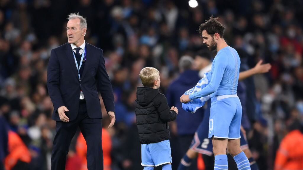 Messi, Mbappé y Neymar estaban en la cancha pero un pequeño se arriesgó a invadirla para acercarse a Bernardo Silva