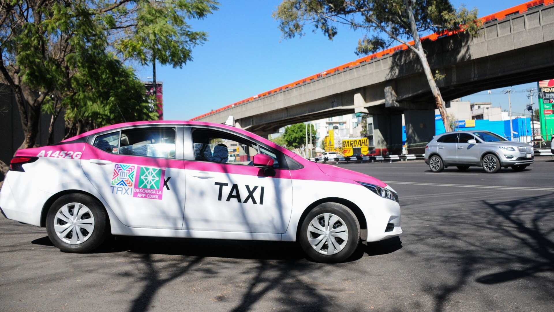 Los taxis en la CDMX no deben tener elementos que no sean oficiales en parabrisas, ventanilla, ni medallones. Foto: Cuartoscuro