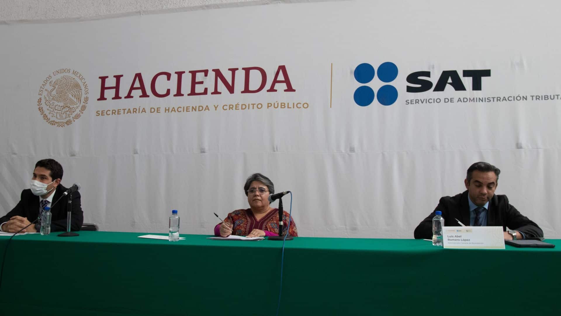 Loret de Mola revela que funcionario del SAT otorga contratos a familiares