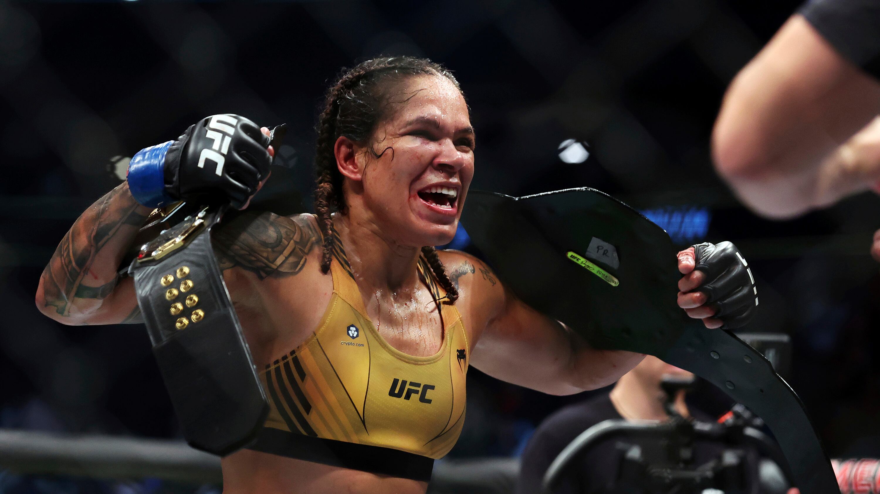 Amanda Nunes celebra tras derrotar a Julianna Peña
