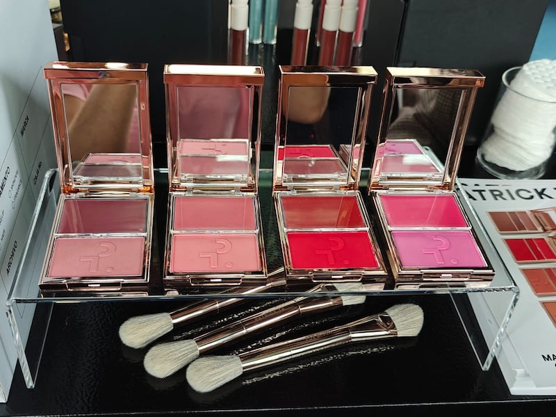 Entre oficinas retro, experiencias olfativas y un roof garden con DJ, Sephora presentó los productos que marcarán la temporada, desde la primera fragancia de Rare Beauty hasta lo último de Fenty Skin y Patrick Ta Beauty