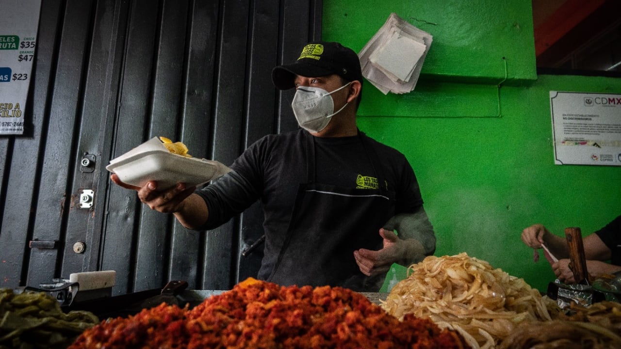 Junto con los tacos y tortas, el costo de cigarros, refrescos y gasolinas hicieron otro hoyo al bolsillo; ello, después de que Hacienda subió el impuesto a estos productos.