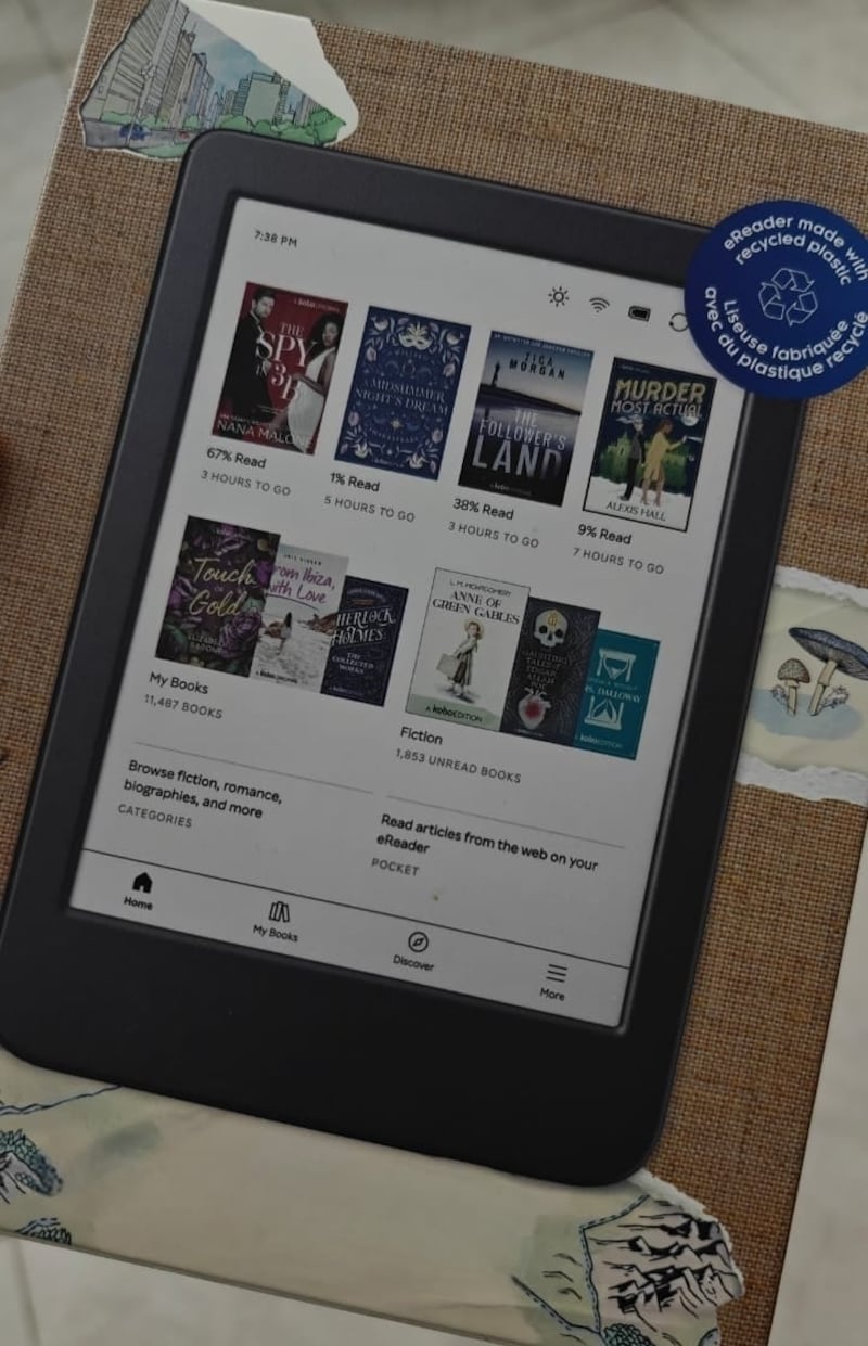 Ligero, resistente al agua y con pantalla a color, el Kobo Clara Colour es ideal para quienes disfrutan de novelas gráficas, libros ilustrados y artículos web. Además, permite escuchar audiolibros vía Bluetooth y ofrece estadísticas detalladas de lectura