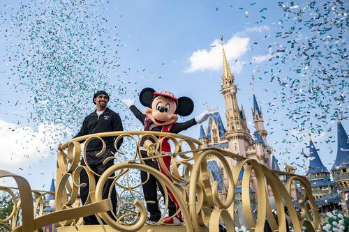 Jalen Hurts celebra su título con Mickey Mouse en Disney World