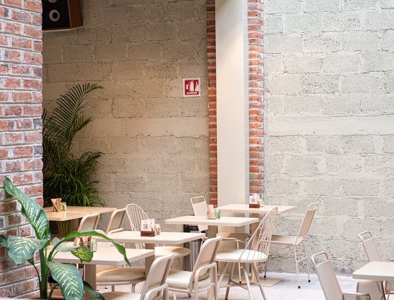 Prepárate para disfrutar de desayunos todo el día, en un espacio donde las conexiones suceden mientras disfrutas de bebidas tradicionales de la casa