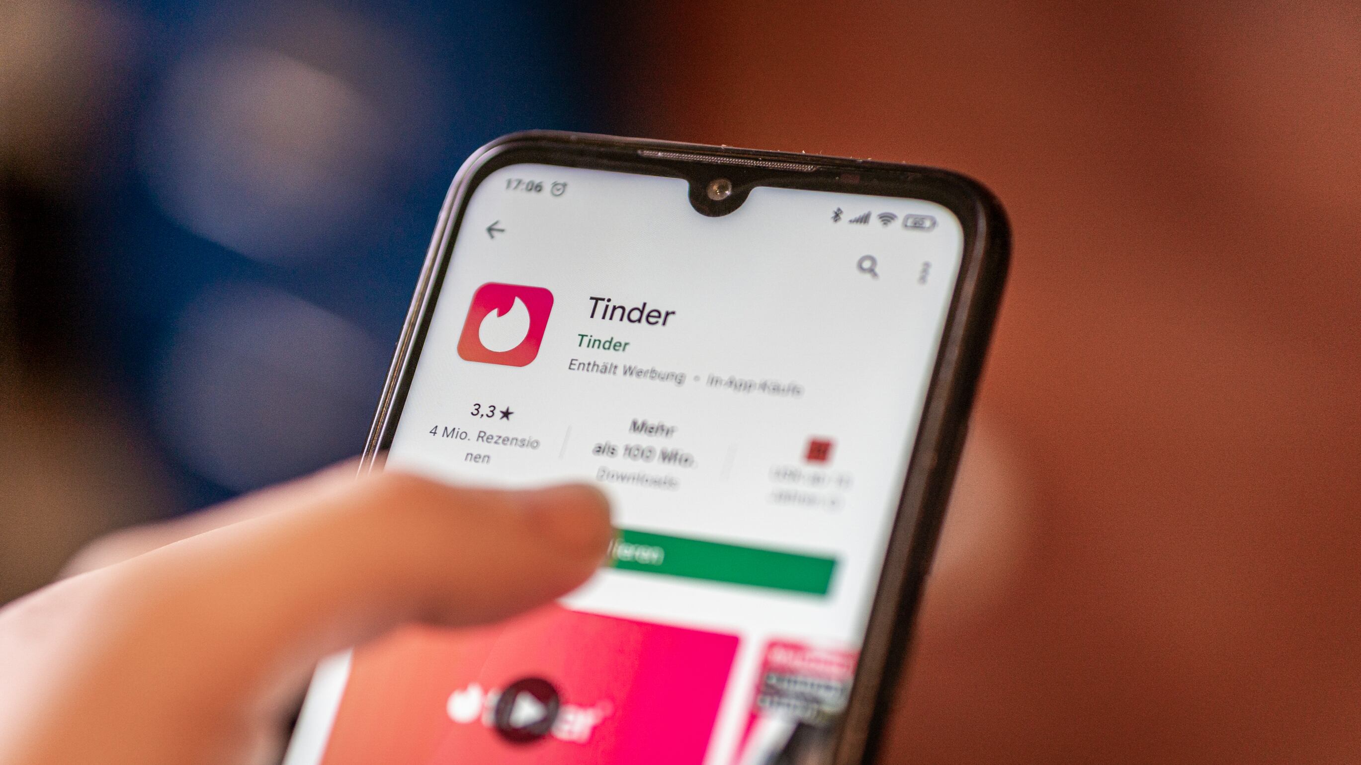 “Cualquier cosa por Tinder”: Usuarios descargan app de citas ‘para comunicarse’ tras caída de Facebook en Instagram