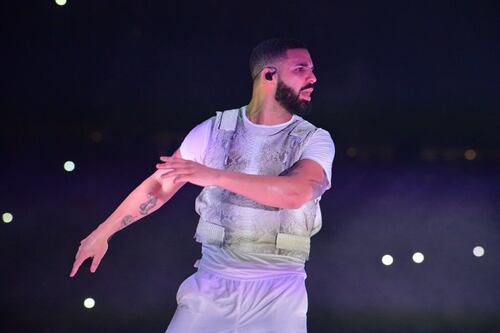 Drake le regala 50 mil dólares a un fan en pleno concierto