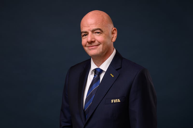 A las puertas del Mundial de 2026 en Estados Unidos, México y Canadá, la FIFA presume una década de cambios bajo Gianni Infantino: más inversión, torneos ampliados y mayor alcance global.