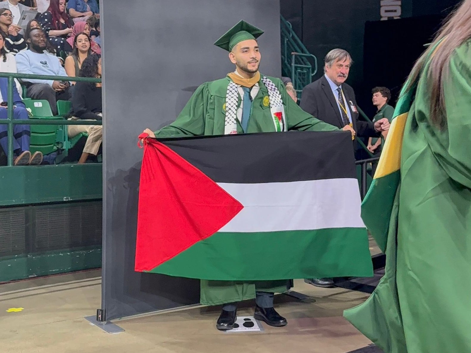¿Libertad de expresión o restricción universitaria? Graduado fue retirado de ceremonia por mostrar bandera palestina