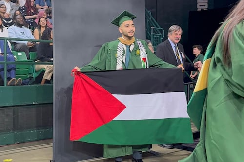 ¿Libertad de expresión o restricción universitaria? Graduado fue retirado de ceremonia por mostrar bandera palestina