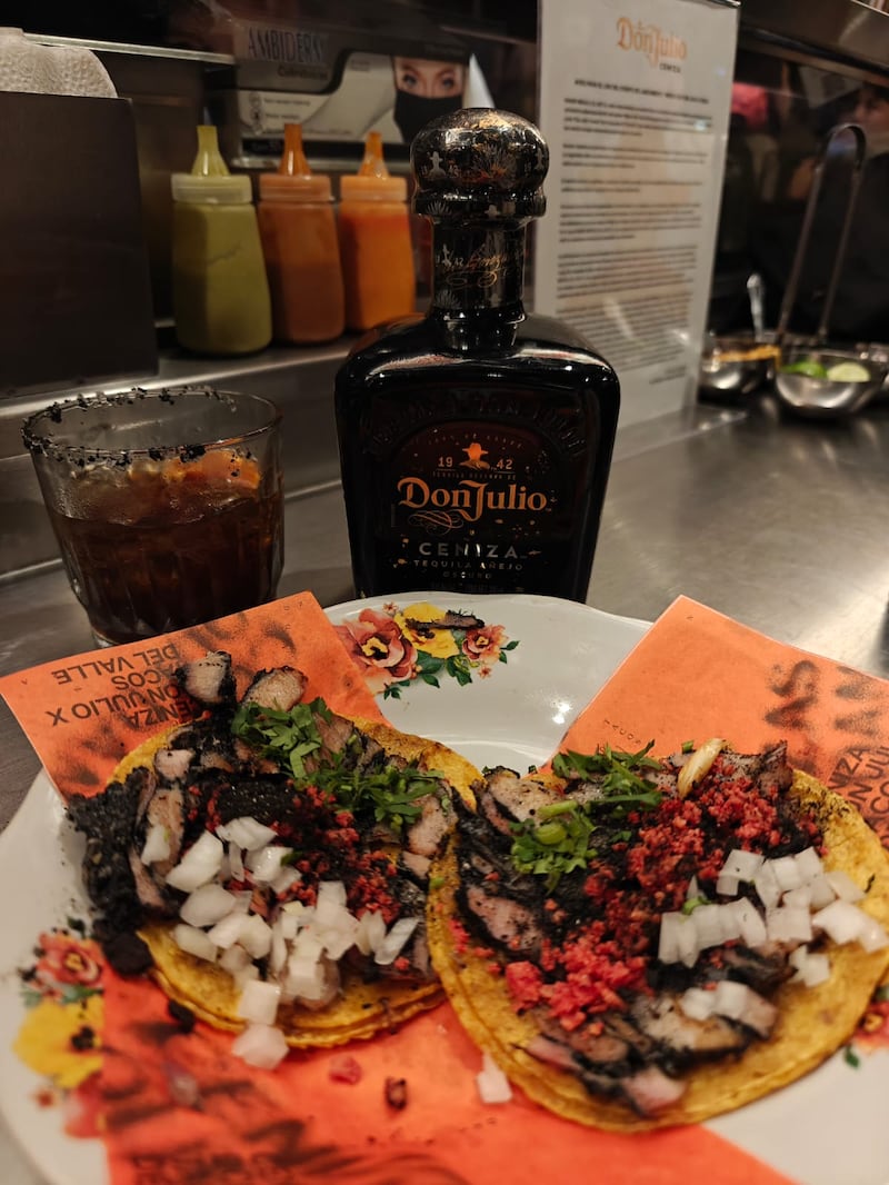 En la Roma Norte, la taquería distinguida por la Guía Michelin presenta un menú exclusivo donde el trompo negro fuego y la Paloma Negra se fusionan con la sofisticación del tequila más distintivo de la casa Don Julio