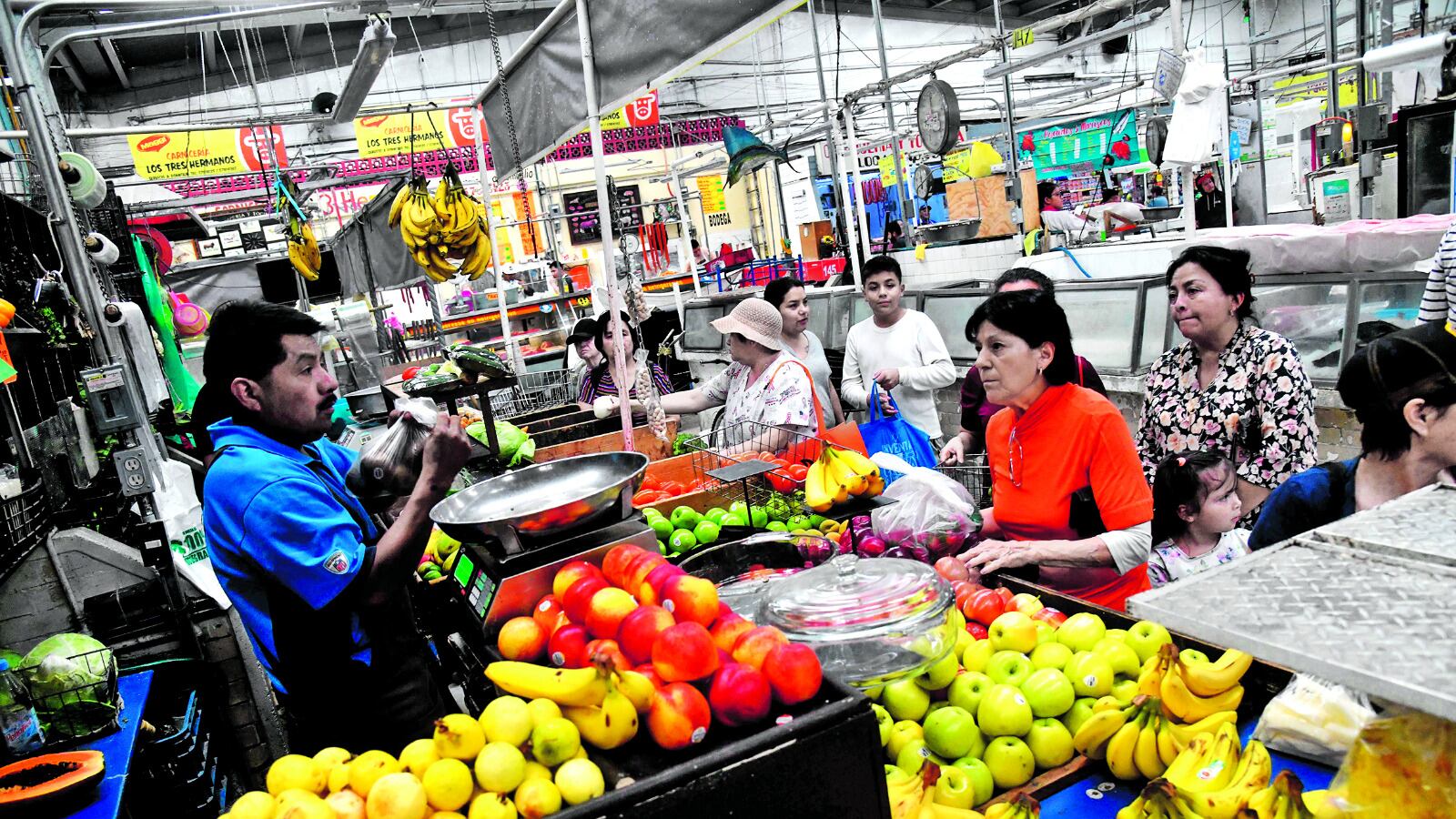 El valor de la canasta básica alimentaria es de dos mil 299 pesos y sumada al pago de servicios, necesarios para una vida digna, llega cuatro mil 485 pesos, reportó el Coneval.