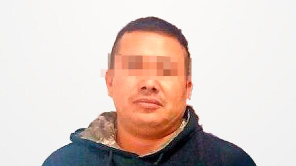 Héctor Miguel “N” es escoltado por agentes de la FGEG tras escuchar la sentencia de 50 años de prisión.