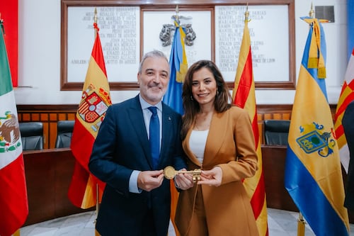 Guadalajara le entrega las Llaves de la Ciudad al alcalde de Barcelona e impulsan agenda conjunta