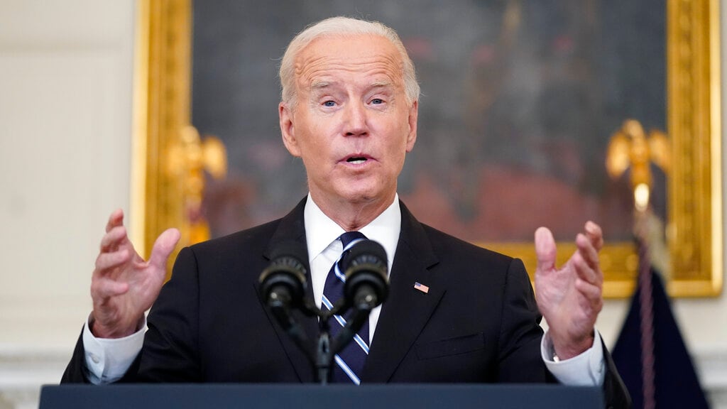 Tolerancia de Biden se agota y obliga a empleados federales a vacunarse