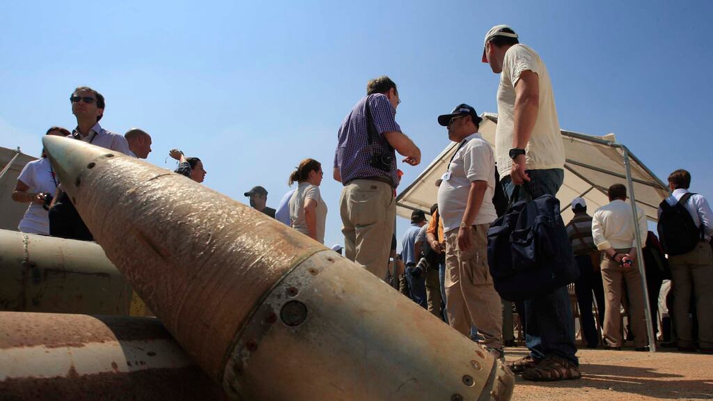 Activistas y delegaciones internacionales están junto a bombas de racimo en una base militar en Nabatiyeh, Líbano (AP).