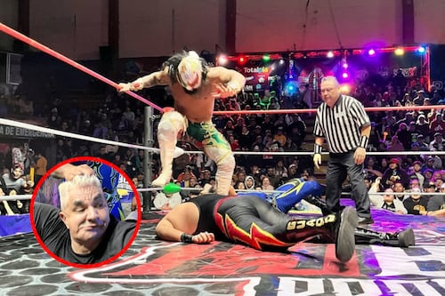 Shocker reaparece tras confirmar su recaída y sale en camilla de una función de lucha