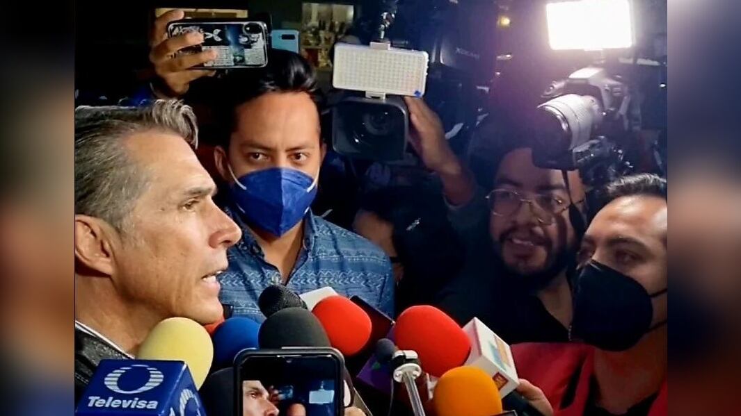 Sergio Mayer ofrece declaraciones