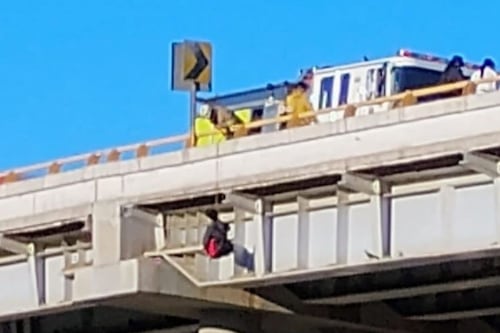 Localizan cuerpo colgado en un puente con mensaje del CJNG; hallan restos humanos cerca