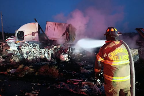 Chocan tres tráileres uno se incendia y queda una persona sin vida
