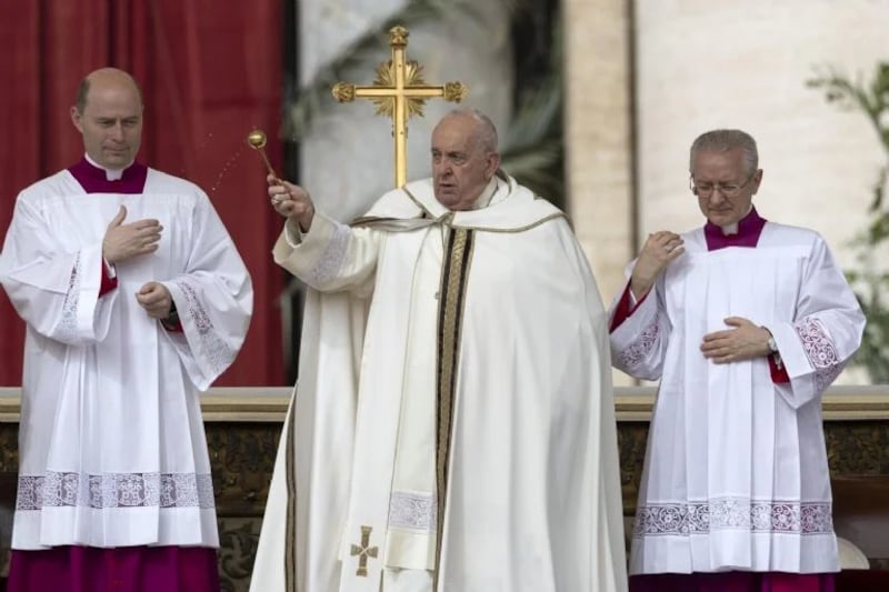 papa viste de blanco