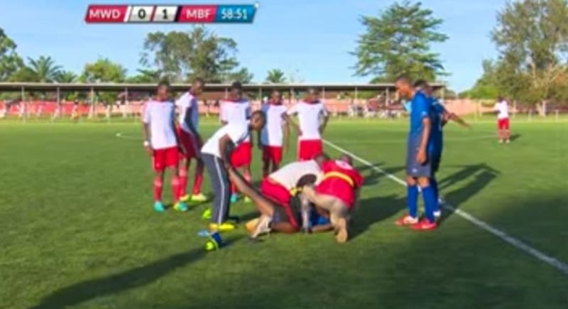 Muere futbolista en pleno partido