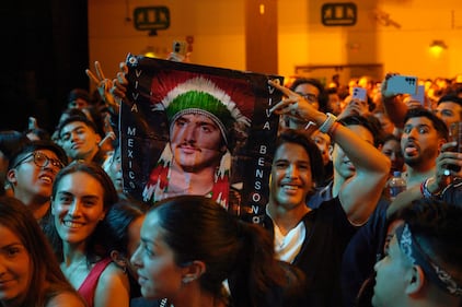 Benson Boone añadió una noche exitosa a su carrera como parte de su primera presentación en México en el Pepsi Center el pasado 3 de abril, logrando conquistar a sus fanáticos que consiguieron celebrar la visita del famoso artista al ritmo de sus temas más populares.  El intérprete de tan solo 22 años protagonizó una noche única, en donde deleitó a sus seguidores con algunos de sus exitosos temas, entre ellos “Beautiful Things”, “Cry”, “Sugar Sweet”, “Before You”, “What Was”, entre otros.