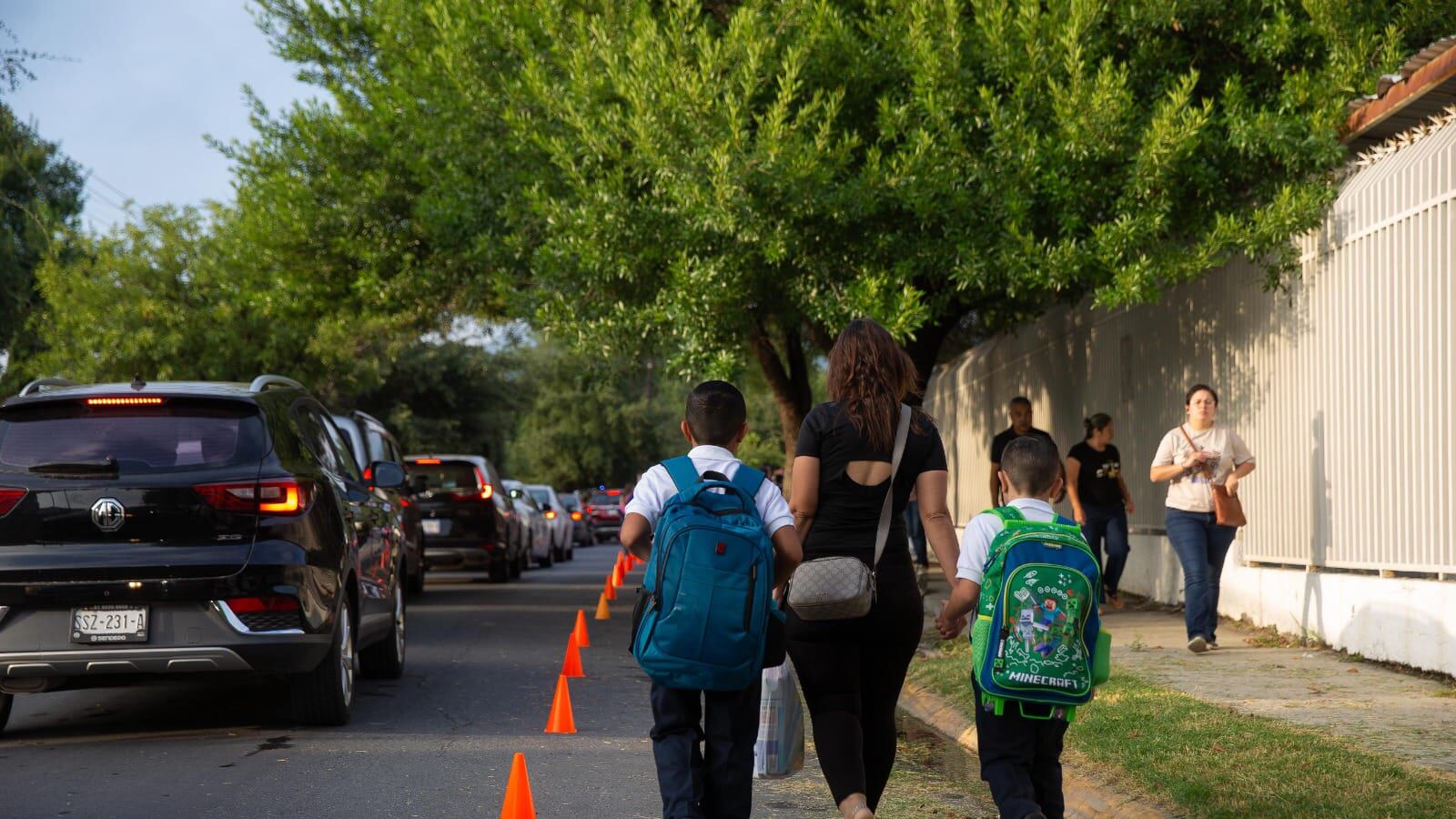 los estudiantes que se promueven en el mismo plantel de 1º a 3º grado de preescolar, de 1º a 6º de primaria y de 1º a 3º grado de secundaria, no se requiere llenar una solicitud.