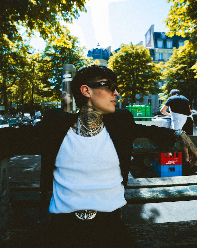 Adriel Favela brilla en la Semana de la Moda de París