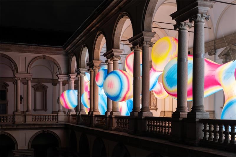 La diseñadora Sara Ricciardi creó una instalación que explora la relación entre la belleza y el bienestar emocional mediante una experiencia inmersiva. Foto: Giuseppe Miotto / Marco Cappelletti Studio.