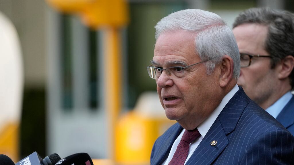 El senador demócrata está acusado de 16 cargos por corrupción y la recepción de sobornos.