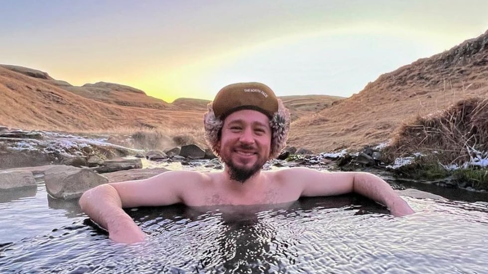 La perturbadora foto de Luisito Comunica nadando desnudo