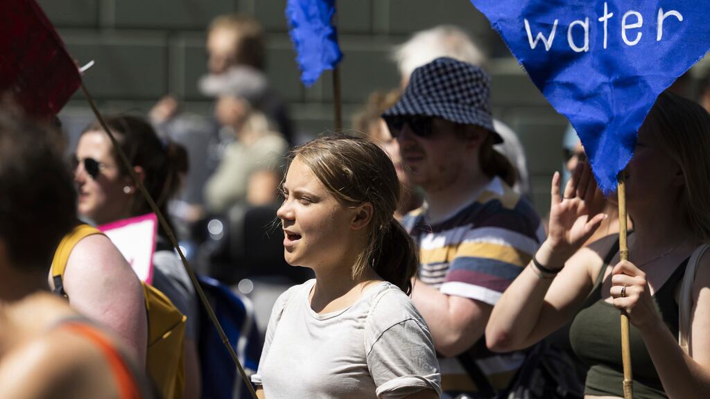 Greta Thunberg comenzó a organizar protestas los viernes frente al edificio del Parlamento sueco durante el horario escolar en 2018 (AP).