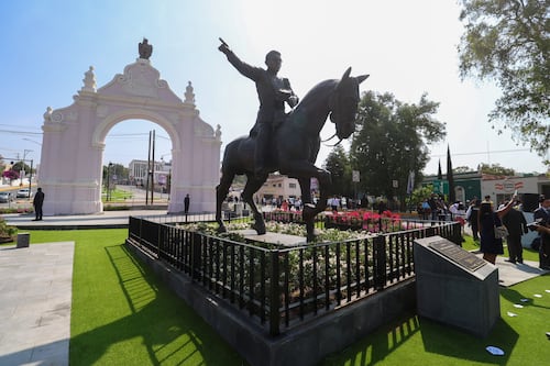 Conmemoran el 5 de mayo con nueva escultura de Zaragoza en Puebla