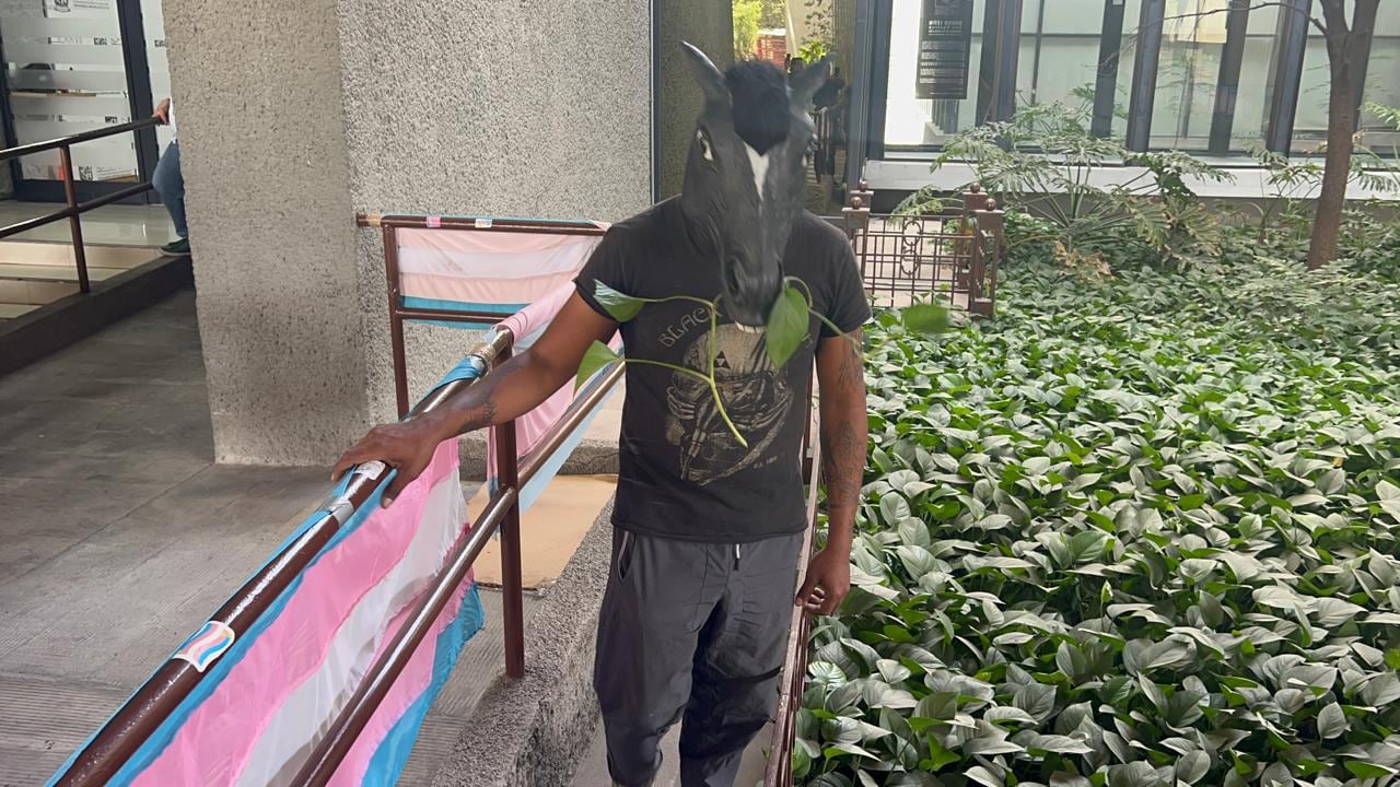 "Luis", un joven que se identifica como caballo, acudió a la presentación de la iniciativa.