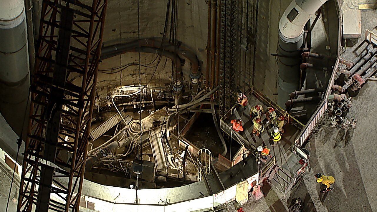 Túnel en Wilmington, Los Ángeles, colapsa y atrapa a varios trabajadores