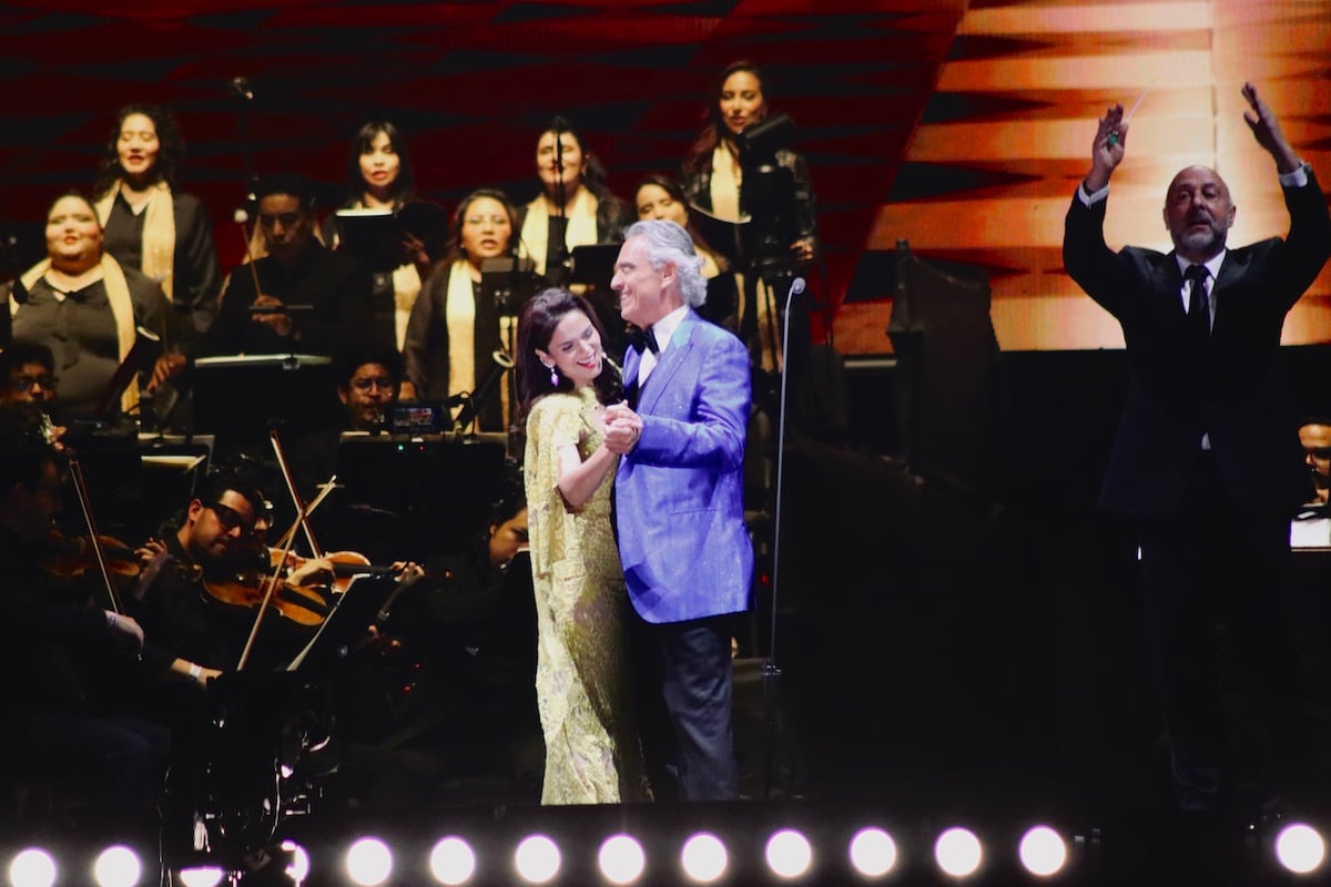 Andrea Bocelli deleita a 130 mil personas en el Zócalo con Ximena Sariñana y Los Ángeles Azules