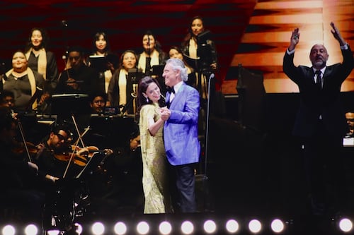 Andrea Bocelli deleita a 130 mil personas en el Zócalo con Ximena Sariñana y Los Ángeles Azules