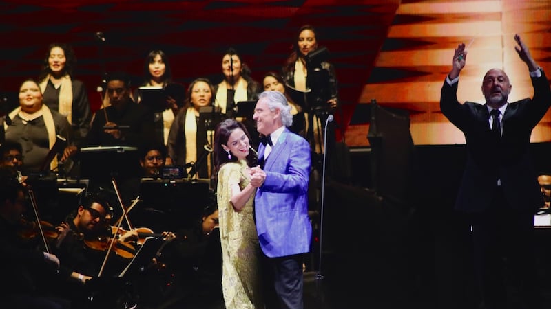 Andrea Bocelli deleita a 130 mil personas en el Zócalo con Ximena Sariñana y Los Ángeles Azules
