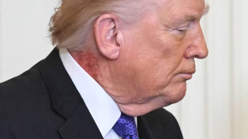 El presidente Donald Trump observa durante una ceremonia de la Medalla de Honor en la Sala Este de la Casa Blanca el 2 de marzo de 2026.