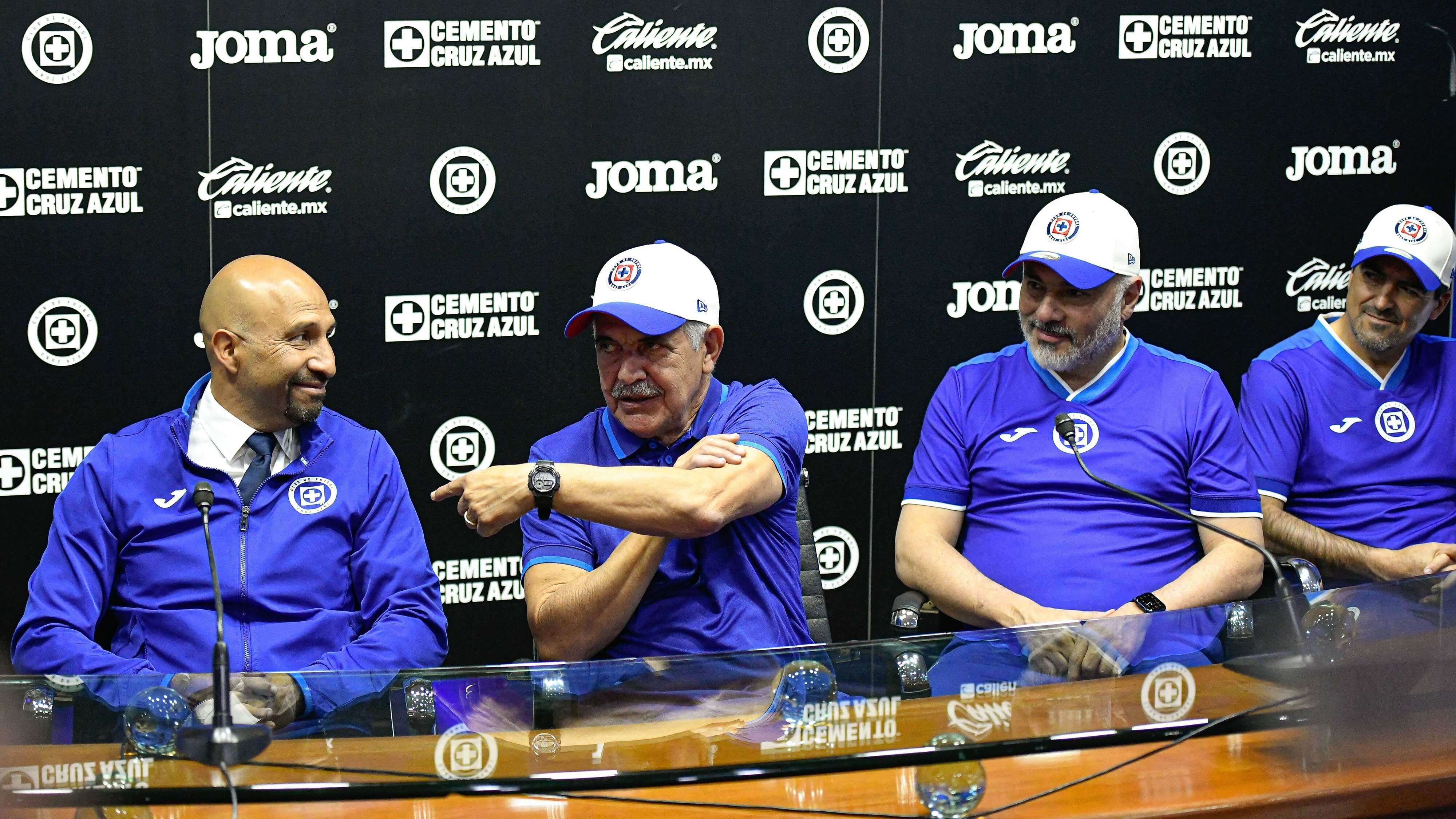 Cruz Azul presentó oficialmente a Ricardo Ferretti como su nuevo entrenador.