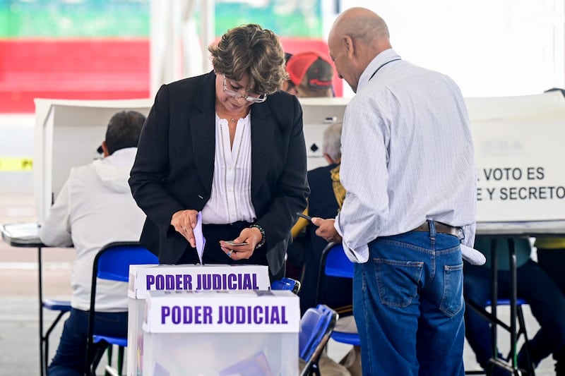 Delfina Gómez y Horacio Duarte emiten su voto en Texcoco