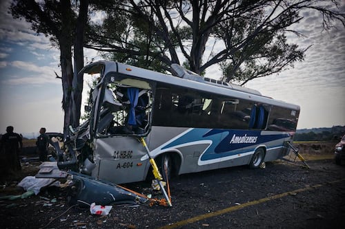 Permanecen graves tres por choque en Amealco