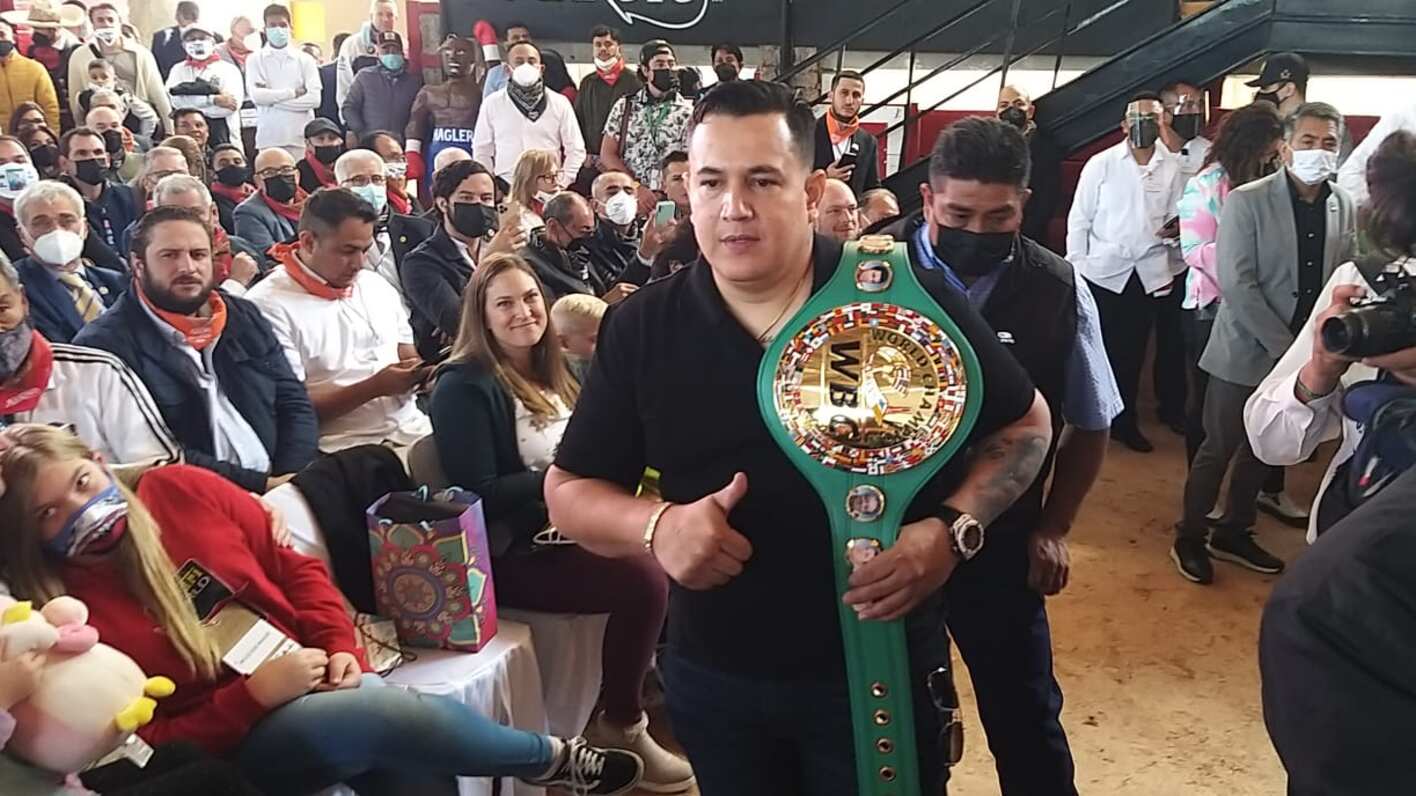 El entrenador de Saúl Álvarez, Ryan García, Óscar Valdez, entre otros, fue homenajeado por el CMB