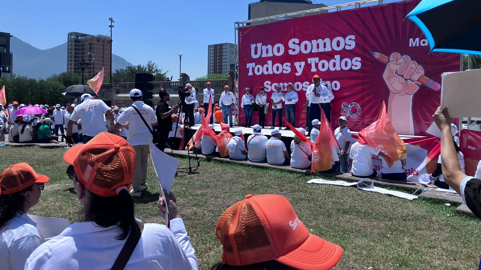 Los docentes llegaron hasta la Explanada de los Héroes para continuar con sus peticiones.